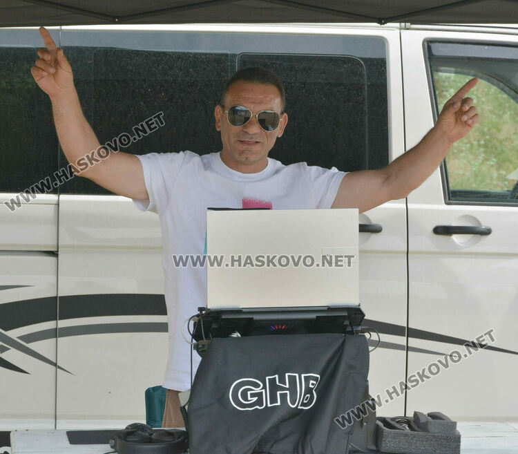 10 футболни отбора стартираха в благотворителния турнир в Конуш