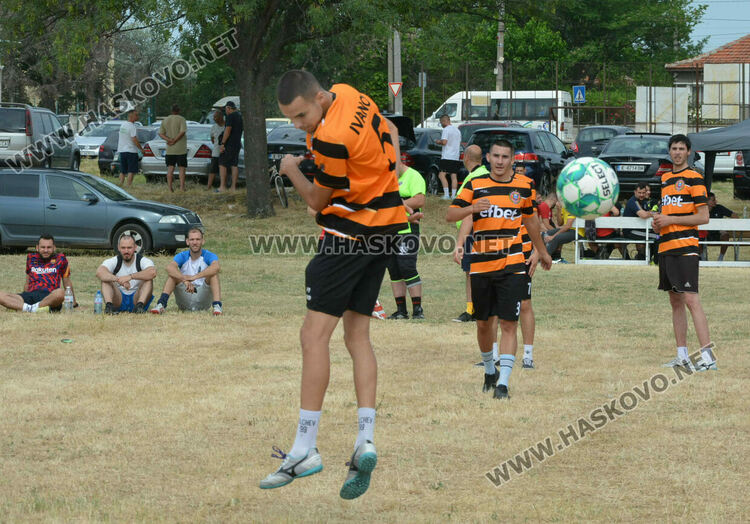 10 футболни отбора стартираха в благотворителния турнир в Конуш