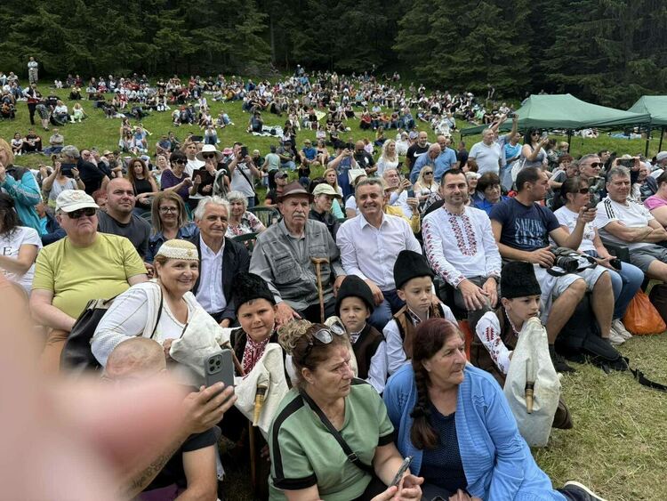 300 гайдари огласиха Родопите: Шестият национален гайдарски събор в Стойките събра изпълнители от цялата страна