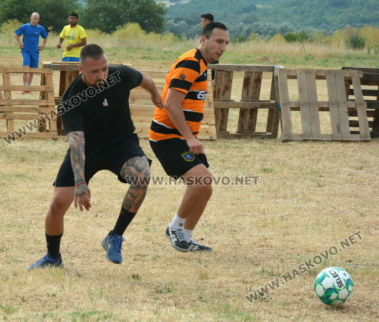 10 футболни отбора стартираха в благотворителния турнир в Конуш