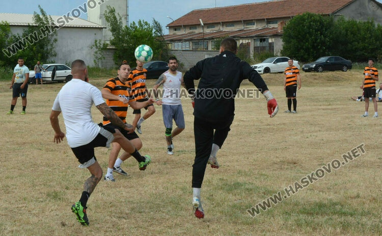 10 футболни отбора стартираха в благотворителния турнир в Конуш