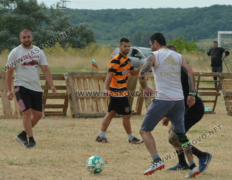 10 футболни отбора стартираха в благотворителния турнир в Конуш