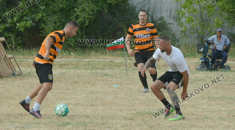 10 футболни отбора стартираха в благотворителния турнир в Конуш