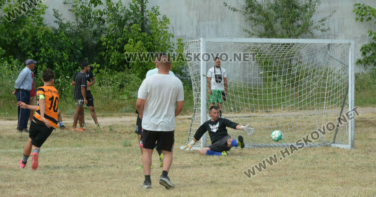 10 футболни отбора стартираха в благотворителния турнир в Конуш