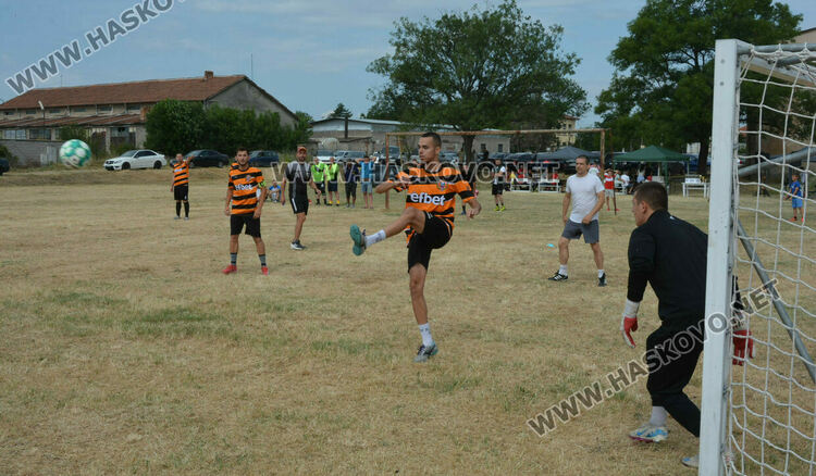 10 футболни отбора стартираха в благотворителния турнир в Конуш