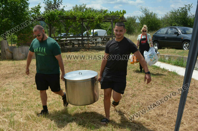Два казана курбан за Петровден в Конуш