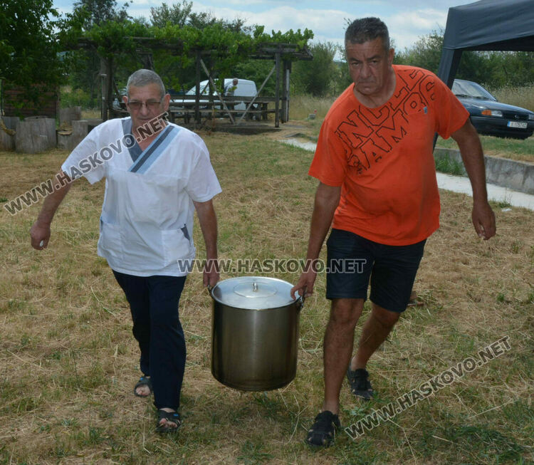 Два казана курбан за Петровден в Конуш