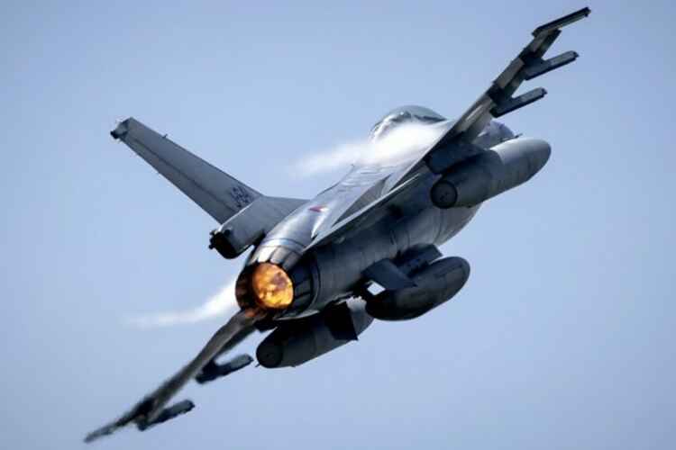Един от общо 24 изтребителя F-16, които Нидерландия предостави на Украйна като военна помощ Снимка Ройтерс