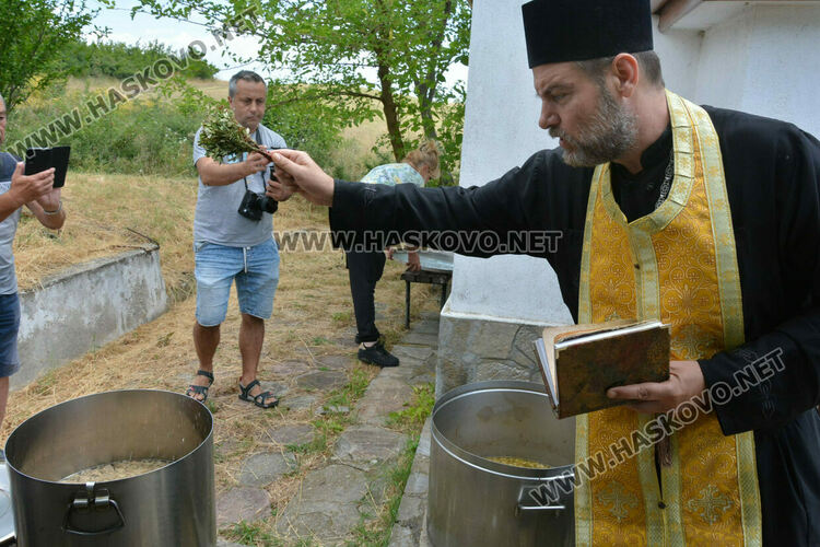 Два казана курбан за Петровден в Конуш