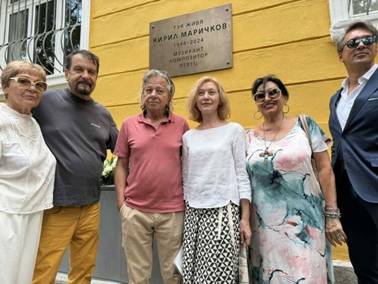 Паметна плоча бе открита днес на фасадата на дома на известния „щурец“