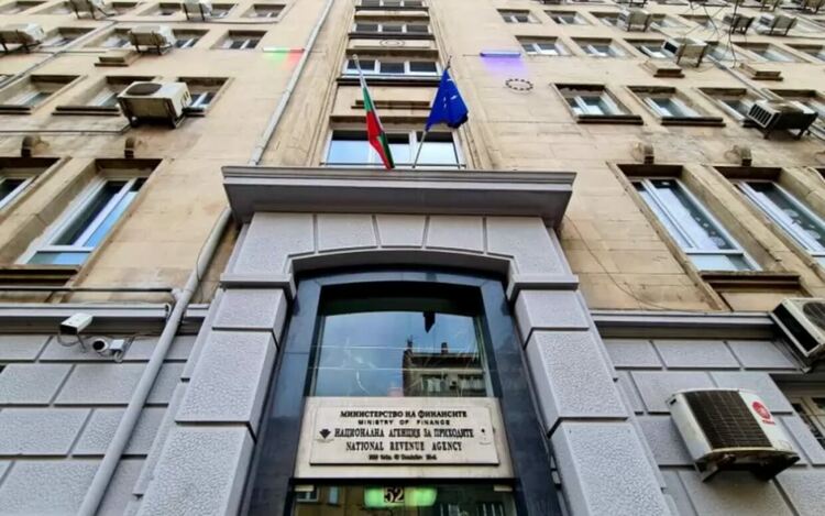 До полунощ фирмите трябва да декларират и платят данъците си