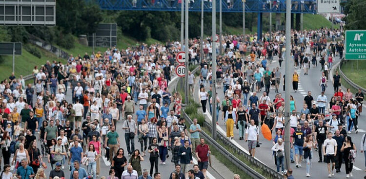 Мащабният протест в Сърбия продължава, студенти блокират пътища