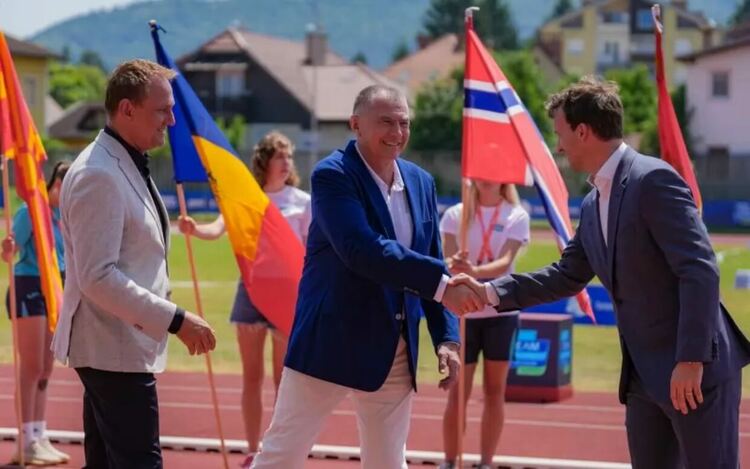Президентът на европейската атлетика Добромир Карамаринов открива състезанията в Дивизя 3 в Марибор преди 4 дни. След две години в това най-долно ниво за първи път ще се състезава и България