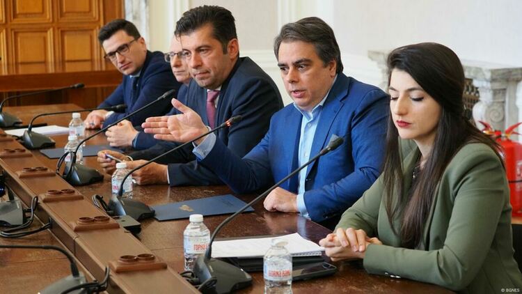 Ако искат да преодолеят кризата на доверието в „Продължаваме промяната“, няма как да чакат до септември