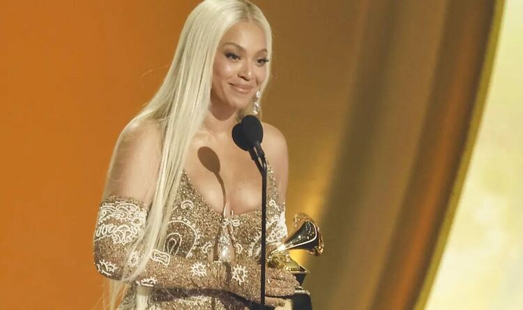 Бионсе увисна застрашително във въздуха по време на концерт