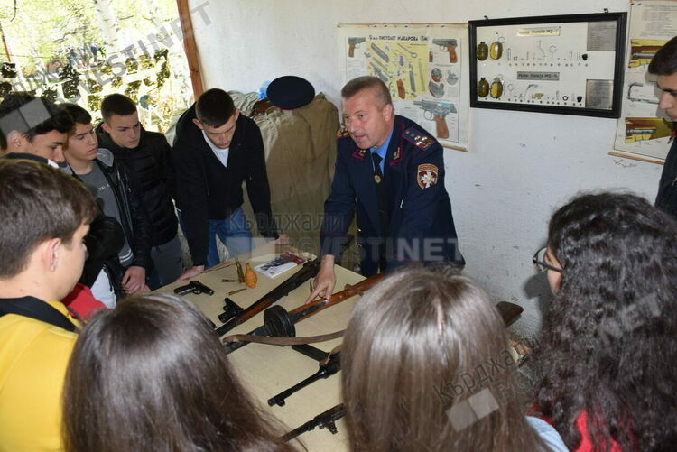 Полк.Ерол Алиевич:Сложната международна обстановка налага спешно въвеждане на военно обучение,да възстановим ученическия лагер при Широко поле!