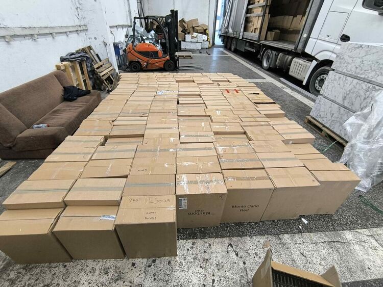 Откриха 2 141 600 контрабандни цигари в тир с мебели и текстил