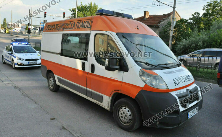 Пътничка пострада леко в катастрофа между два автомобила