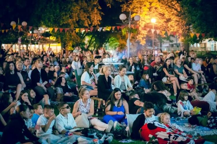 „Кино под звездите“