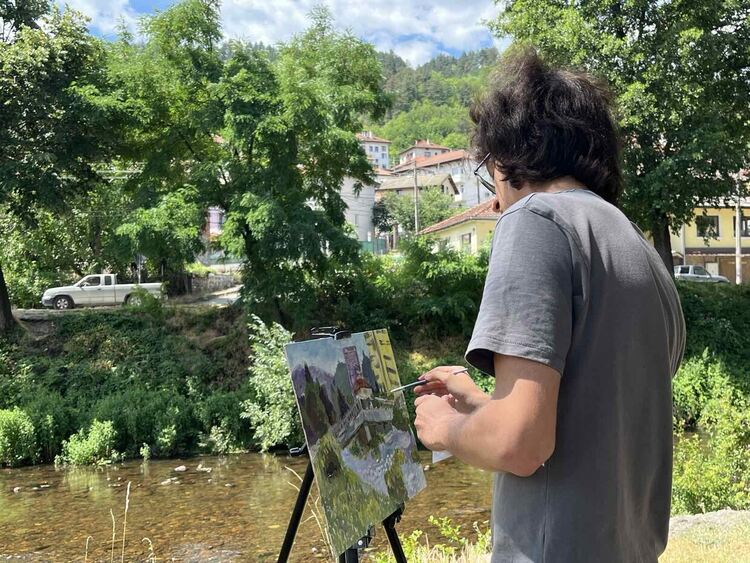 Ученици от Художествената гимназия в Пловдив рисуват Девин