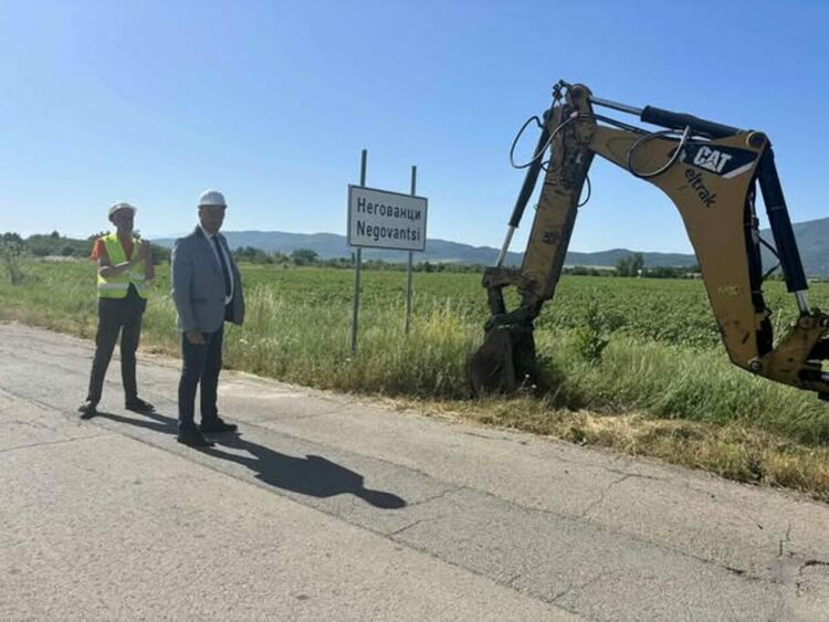 Кметът на Община Радомир Кирил Стоев, официално даде старт на два важни проекта за реконструкция на общински пътища
