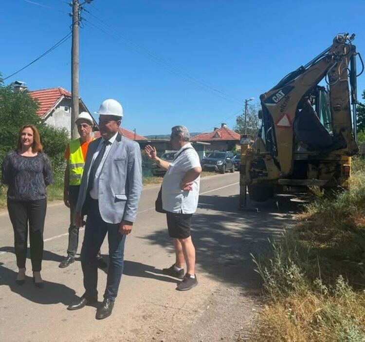 Кметът на Община Радомир Кирил Стоев, официално даде старт на два важни проекта за реконструкция на общински пътища