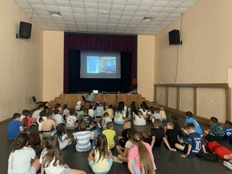 Българските традиции оживяват най-добре в детските очи и ръце