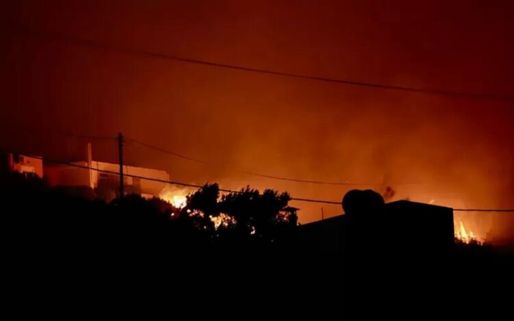 Пожарникари се борят с пламъците в Гърция