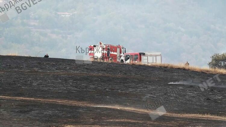 Пожар в землището на селата Петлино и Пелин