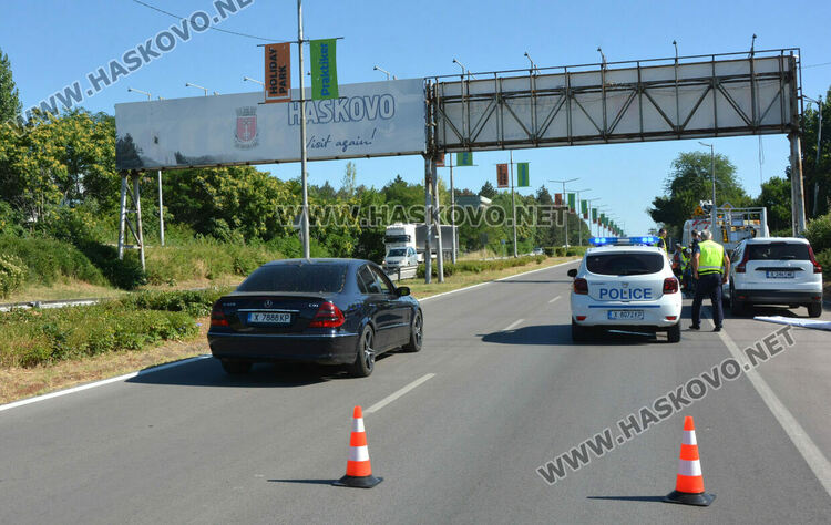 Подменят транспарантите на Хасково, полицаи спомагат за движението