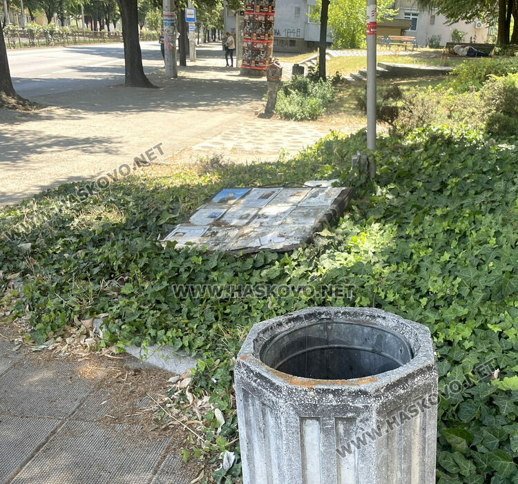Посегнаха на християнски символ в Хасково, повалиха некролози и омаскариха името на „Левски“
