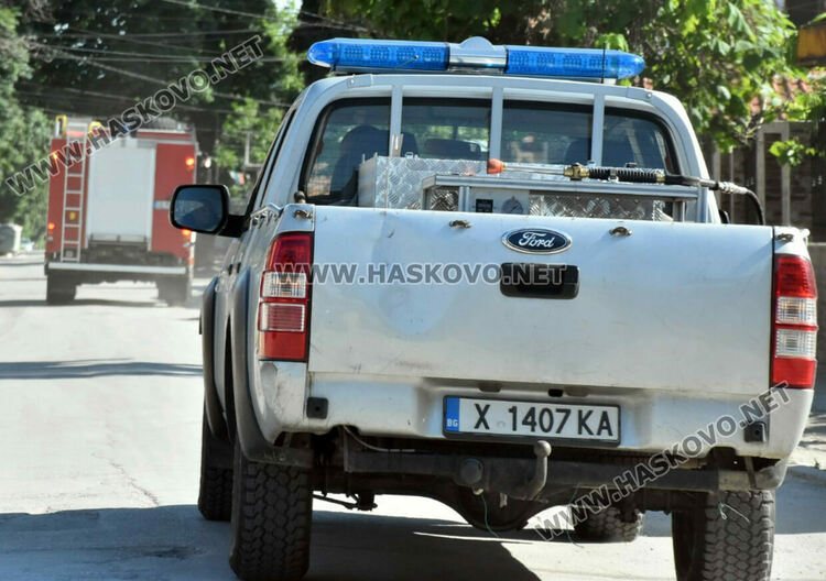 Горене на боклуци в необитаема къща в Хасково вдигна на крак полицаи, пожарникари и медици