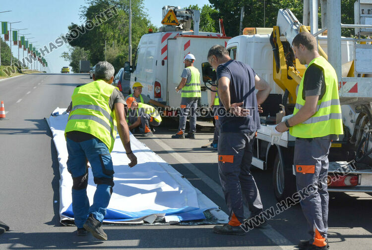 Подменят транспарантите на Хасково, полицаи спомагат за движението