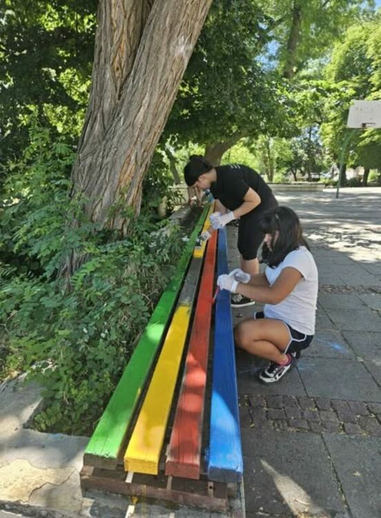 Oбновиха пейките в двора на Младежкия културно-информационен център „Европа“