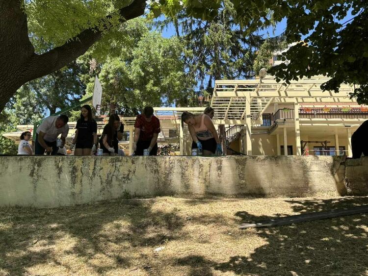 Oбновиха пейките в двора на Младежкия културно-информационен център „Европа“