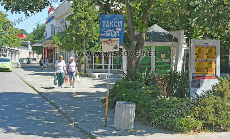 Посегнаха на християнски символ в Хасково, повалиха некролози и омаскариха името на „Левски“