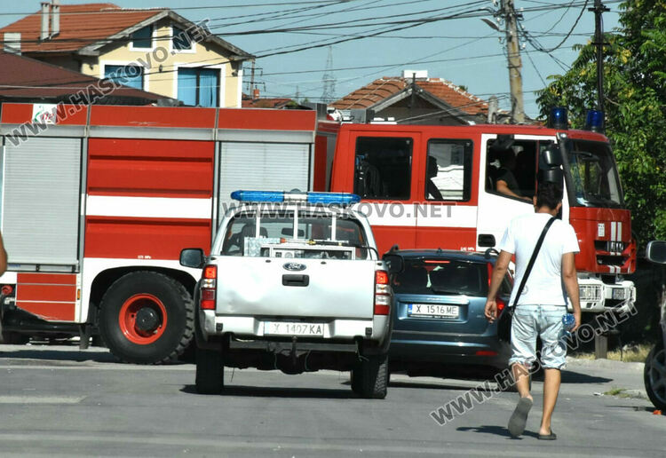 Горене на боклуци в необитаема къща в Хасково вдигна на крак полицаи, пожарникари и медици
