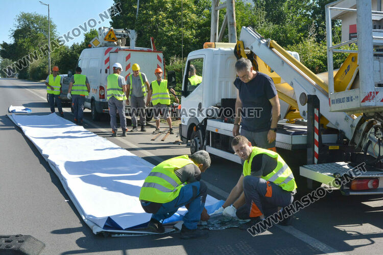 Подменят транспарантите на Хасково, полицаи спомагат за движението