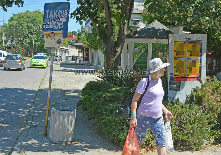 Посегнаха на християнски символ в Хасково, повалиха некролози и омаскариха името на „Левски“