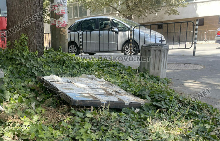 Посегнаха на християнски символ в Хасково, повалиха некролози и омаскариха името на „Левски“