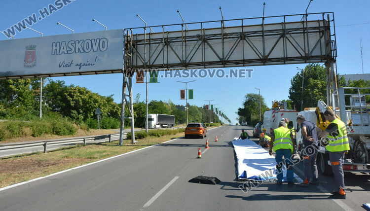 Подменят транспарантите на Хасково, полицаи спомагат за движението