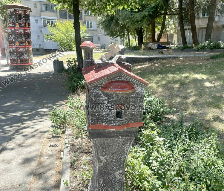 Посегнаха на християнски символ в Хасково, повалиха некролози и омаскариха името на „Левски“