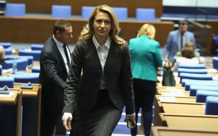 Рая Назарян, зам.-председател на парламента от ГЕРБ-СДС, е водещият вносител на законопроекта на управляващите.