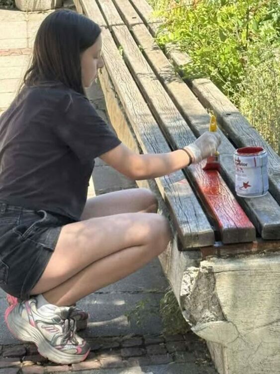 Oбновиха пейките в двора на Младежкия културно-информационен център „Европа“