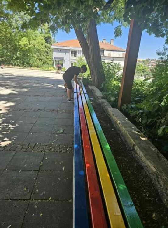 Oбновиха пейките в двора на Младежкия културно-информационен център „Европа“