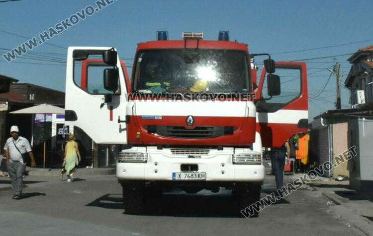 Горене на боклуци в необитаема къща в Хасково вдигна на крак полицаи, пожарникари и медици