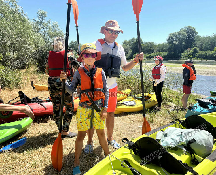 8-годишният Александър и баща му отново се включиха във водния поход
