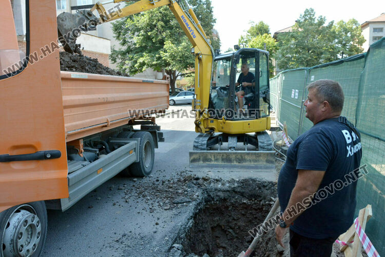 ВиК авария предизвика теч в изкоп на строеж