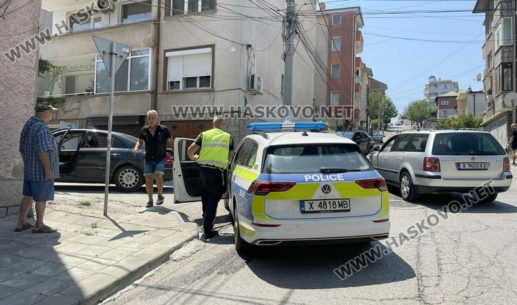 Водач на „Мерцедес“ не видя знак и катастрофира с „Фолксваген“ в Хасково