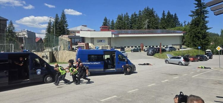 Над 300 гости наблюдаваха демонстрации на Главна дирекция „Охрана“ при извънредни ситуации в Пампорово 